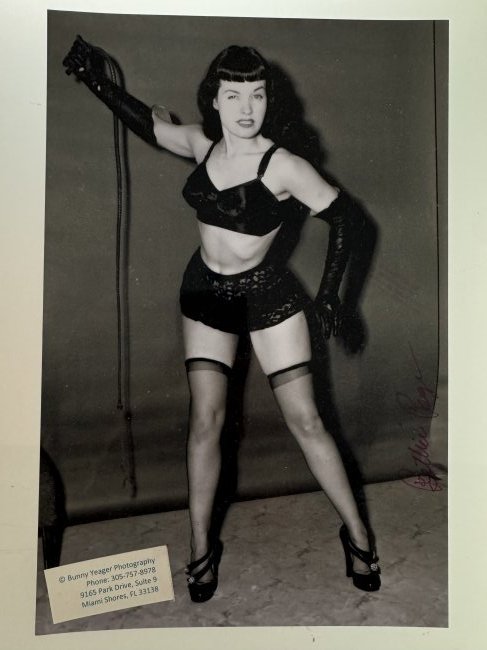 Bunny Yeager - Vintage Photo of Bettie Page signed By Bettie: Rare Vintage photo 31x20cm - Signed by Bettie