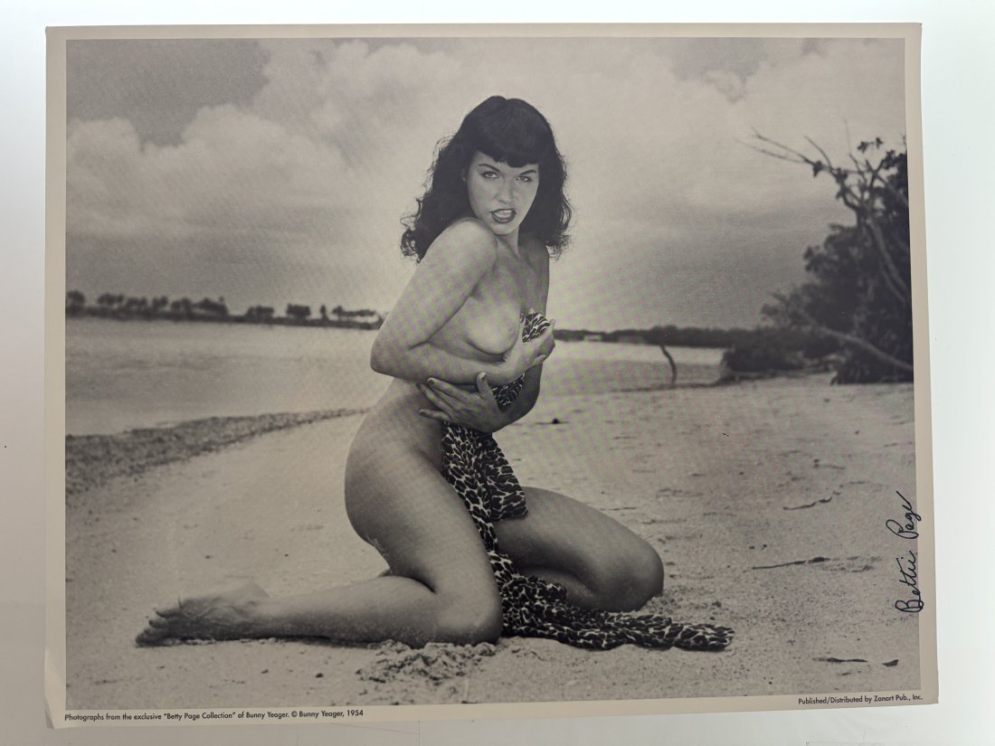 Bunny Yeager - Vintage Offste Litho of Bettie Page signed By Bettie: 36x27cm - Signed by Bettie