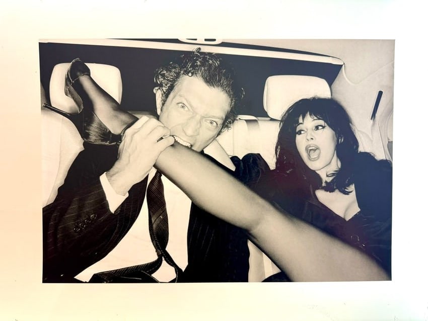 Ellen Von Unwerth - Monica Bellucci and Vincent Cassel, 2004 - Signed by Ellen Von Unwerth: 37x24 cm on Baryta Paper - Signed by Ellen Von Unwerth on the verse