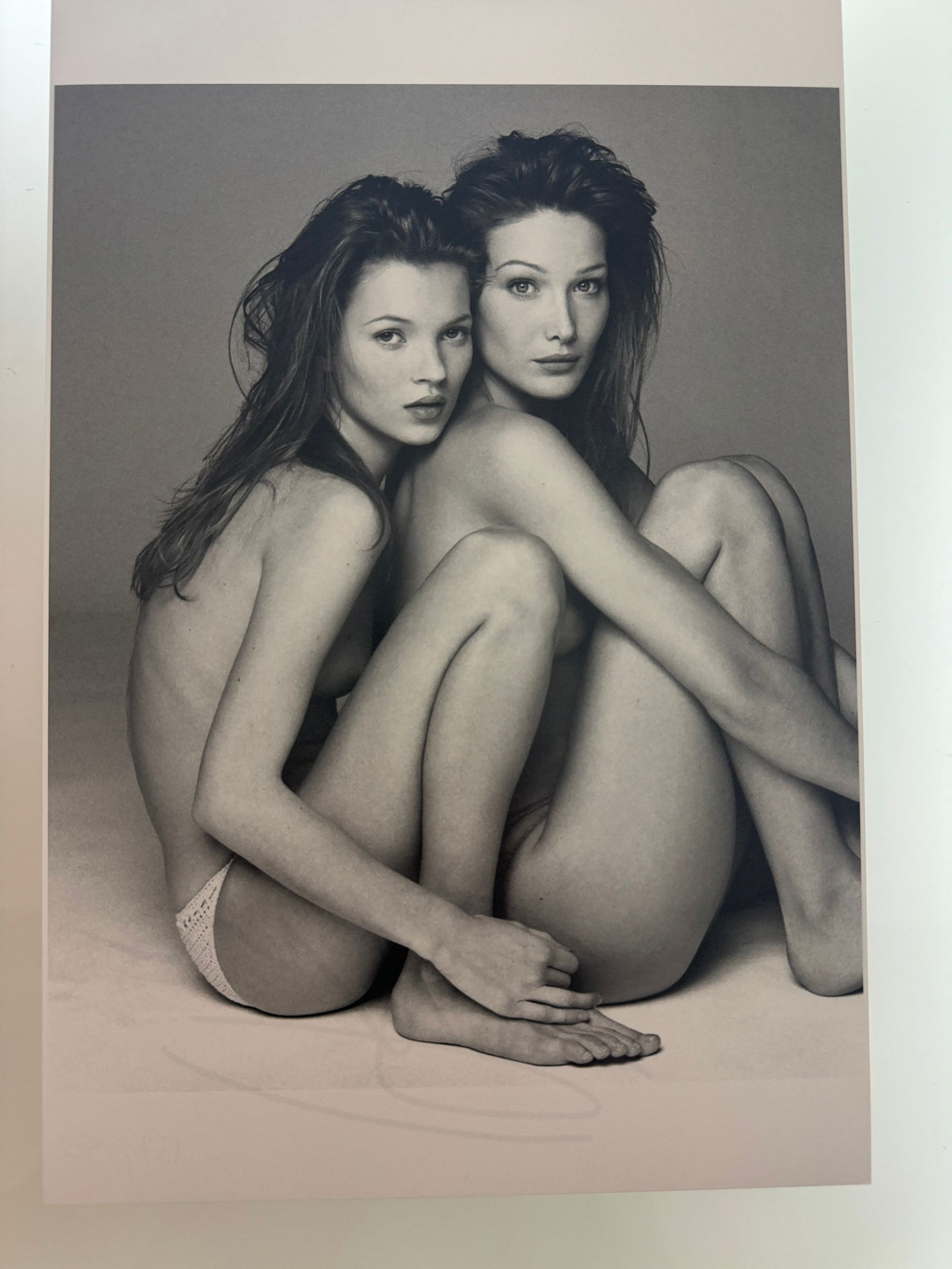 Patrick Demarchelier - Kate Moss and Carla Bruni, 1993 - Signed by Patrick Demarchelier: 39x27 cm - Signed by Patrick Demarchelier - ed 137/150