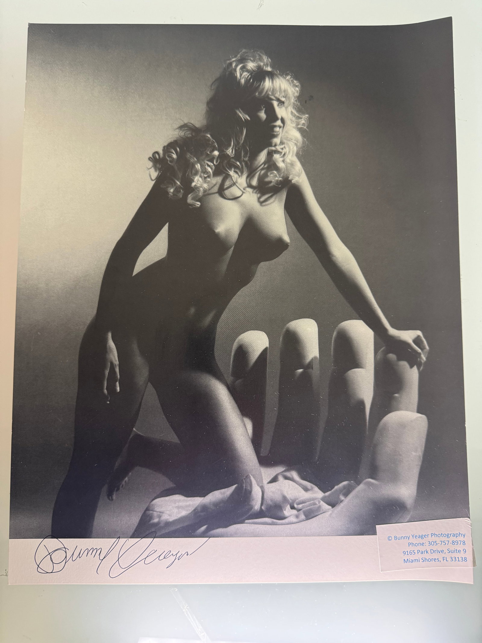 Bunny Yeager - Offset Signed - Signed by Bunny Yeager: 28x36 cm - Signed - Offset Lithography