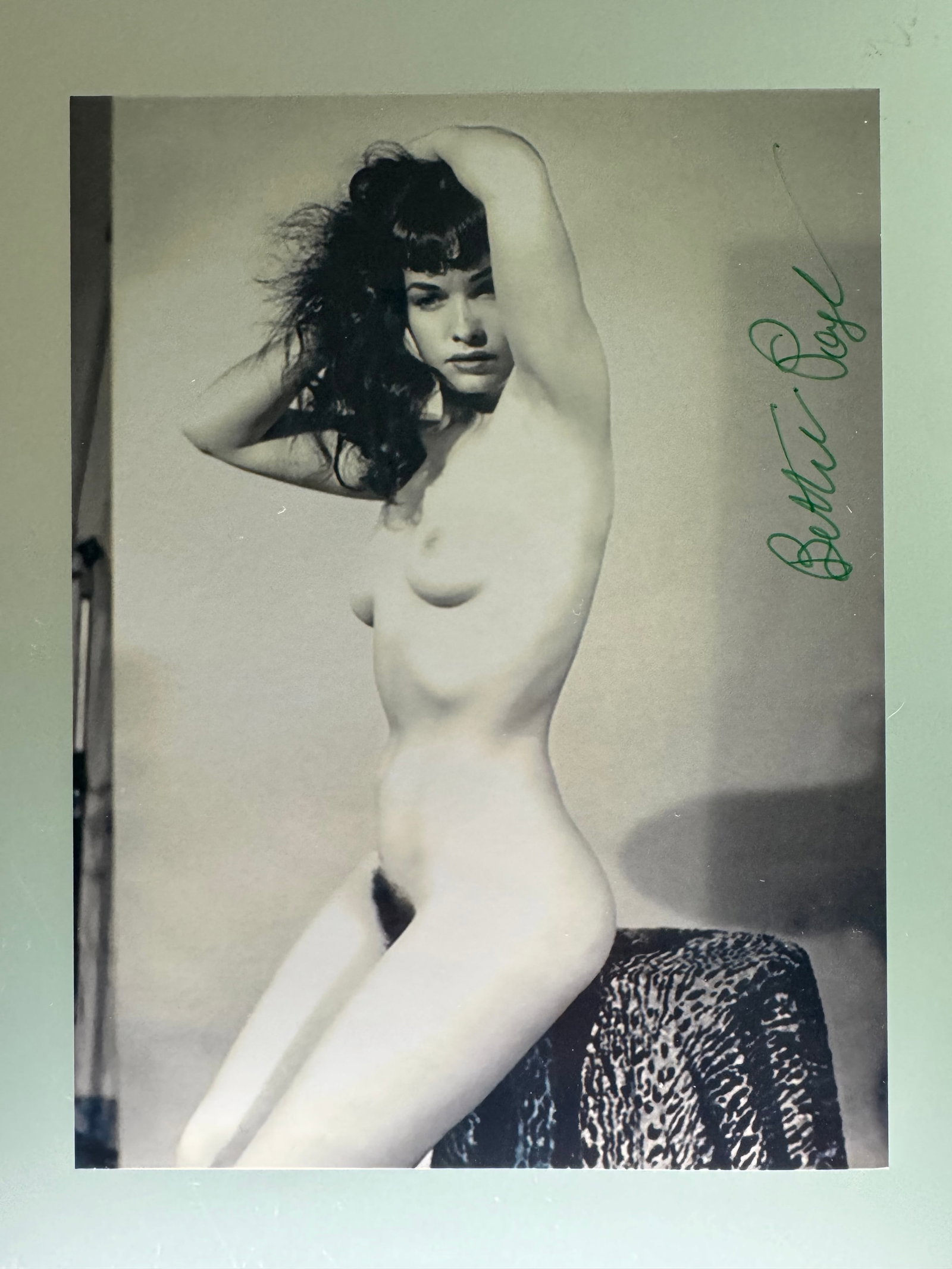 Bunny Yeager - Bettie Page - Signed by Betie Page: 17x12,5 cm cm - signed by Bettie Page - Stamp of Bunny Yeager Studio