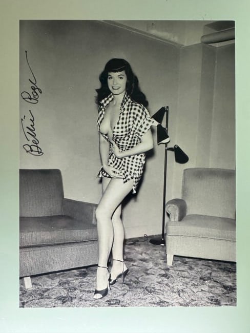 Bunny Yeager - Bettie Page - Signed by Betie Page: 17x12,5 cm cm - signed by Bettie Page - Stamp of Bunny Yeager Studio