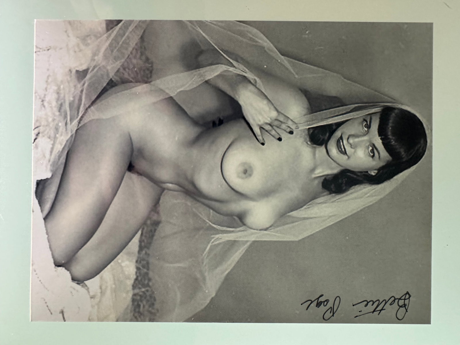 Bunny Yeager - Bettie Page - Signed by Betie Page: 17x12,5 cm cm - signed by Bettie Page - Stamp of Bunny Yeager Studio