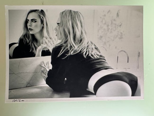 Simon Emmett - Cara Delevingne, for Esquire 2016 - Signed by Simon Emmett: 23x15 cm signed by Simon Emmett