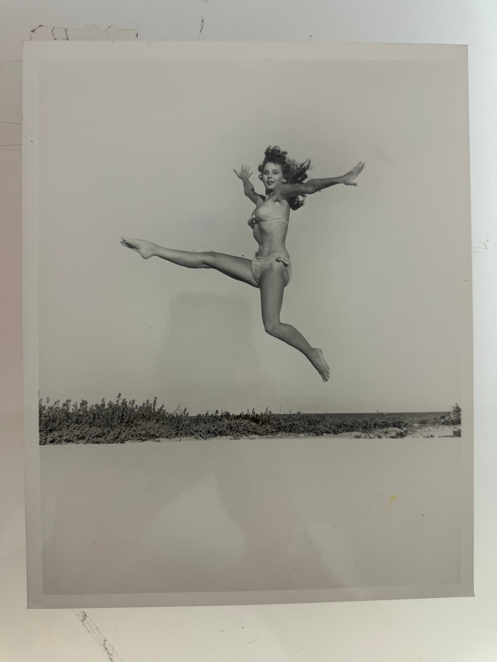 Bunny Yeager - Silver Gelatine photo signed: Bunny Yeager Photo - Silver Gelatine Signed and Studio Stamp - 26x20 cm