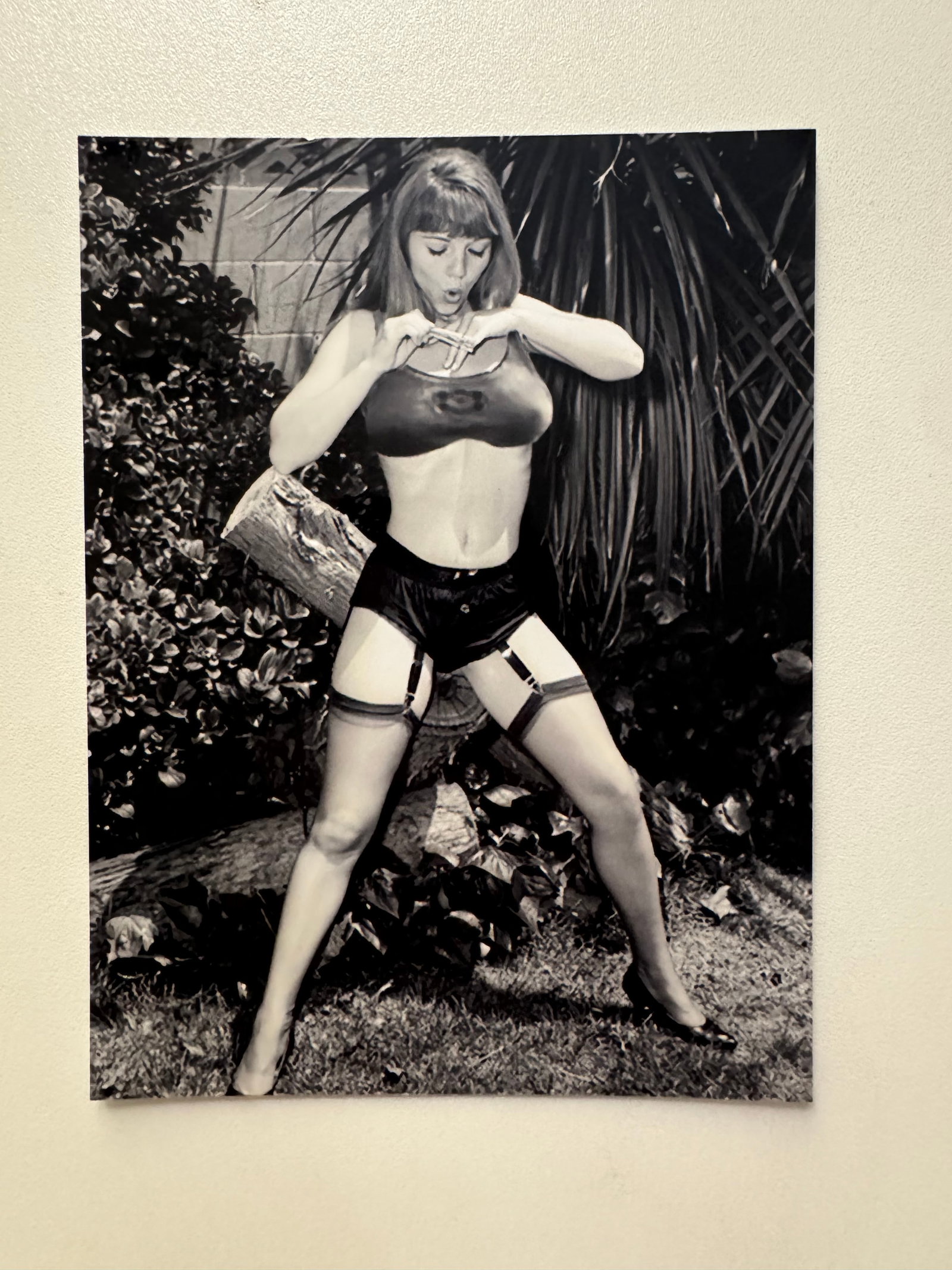 Bunny Yeager - Private Archive - Signed Photo: Signed - 17x13 cm
