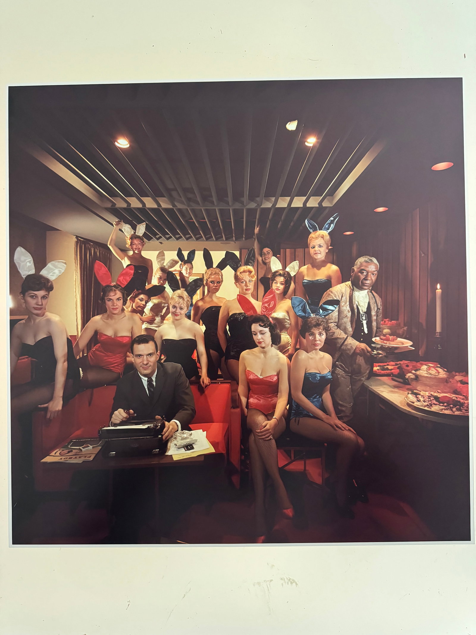 Slim Aarons - Man's Work, 1960 - 2022 - COA: Slim Aarons by Getty Images Gallery - Studio Stamp - COA - C-Print on Museum Art Paper - 50x50 cmntroducing a captivating masterpiece by Slim Aarons, a visual tale titled “Man’s Work.” In th