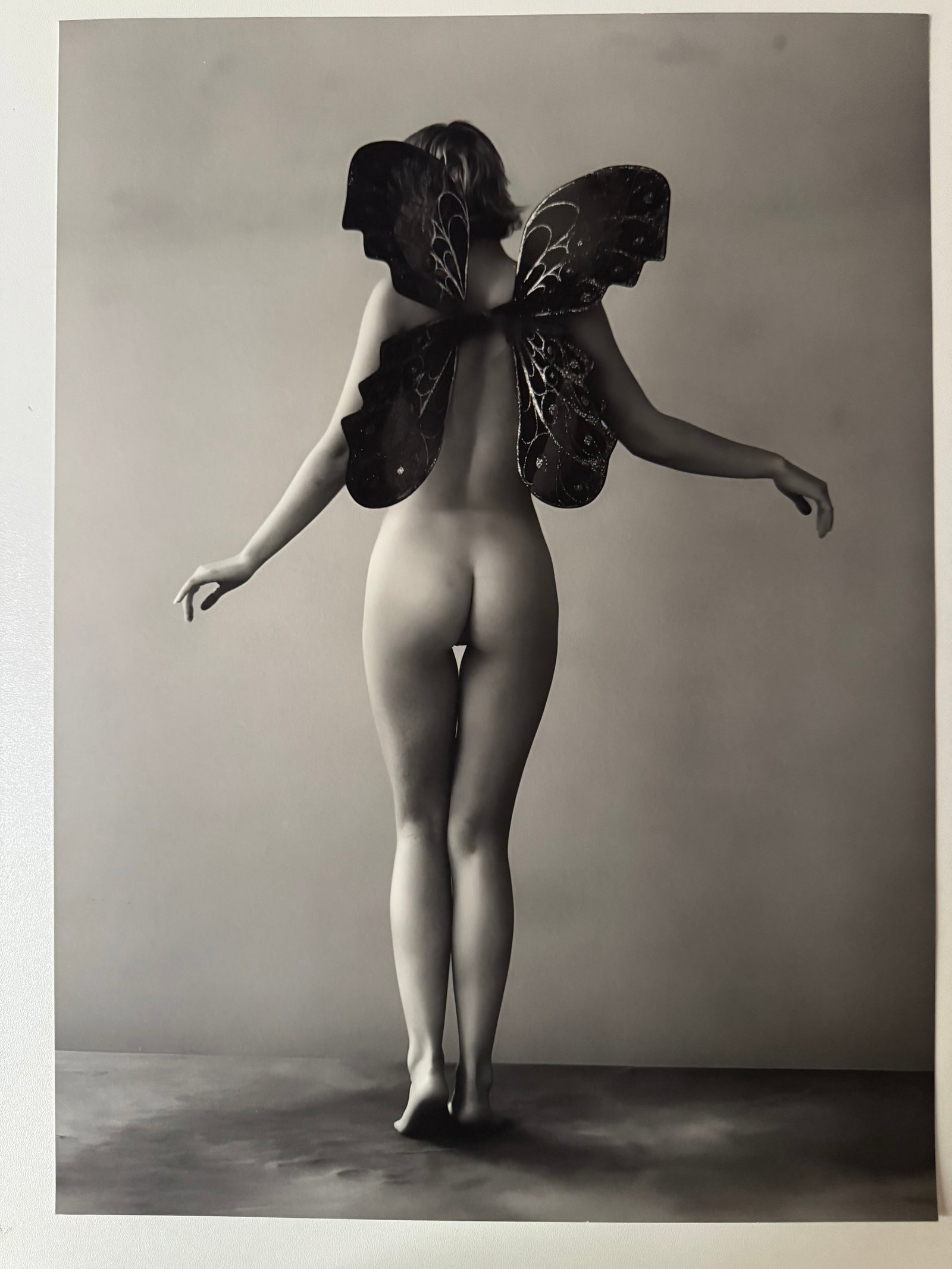 Bob Carlos Clarke - Sara Kneeling, 1997 - Signed: 30x42 cm on Baryta Paper