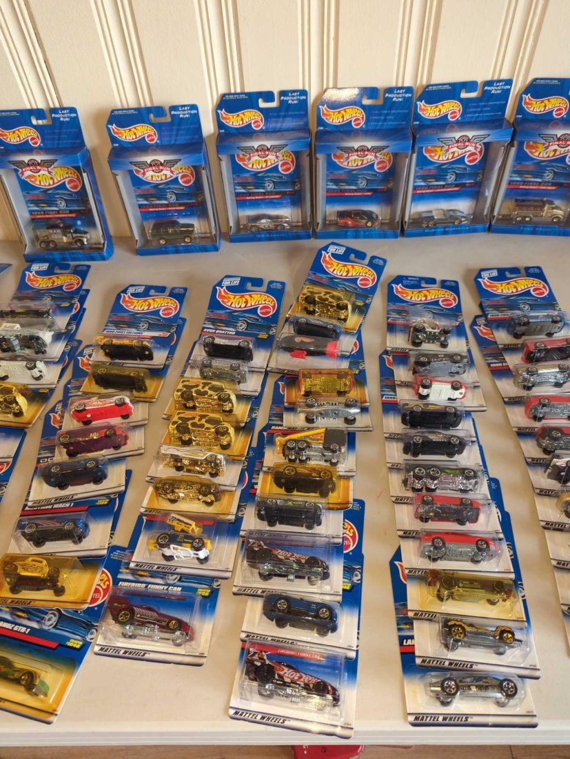 More than 100 Hot Wheels Die Casts (1 of 11)