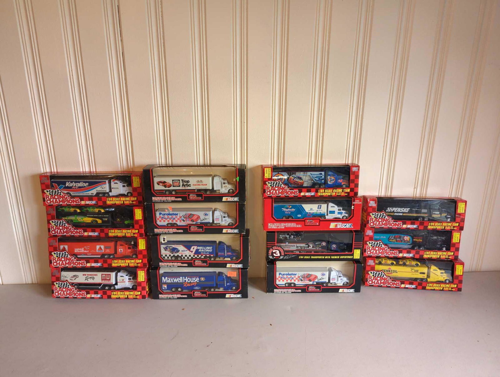 Racing Champions 1:64 Racing Team Rigs: Racing Champions Die Case 1:64 Racing Team Rigs, see photos.