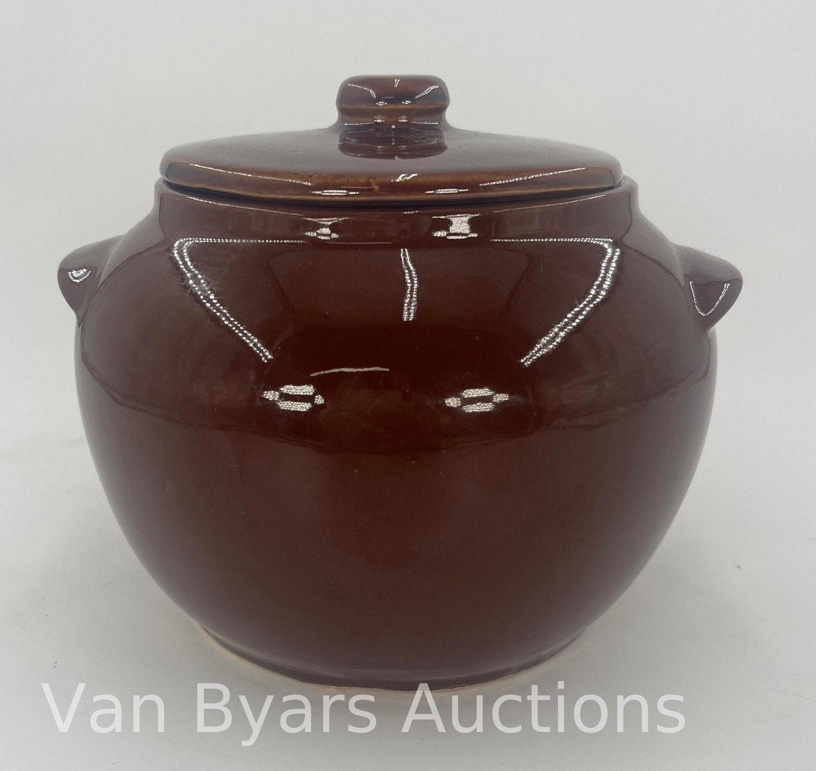 Watt Pottery, INV. 2121: With chips. Approx. height 6 3/4" to top of lid. With marking.
