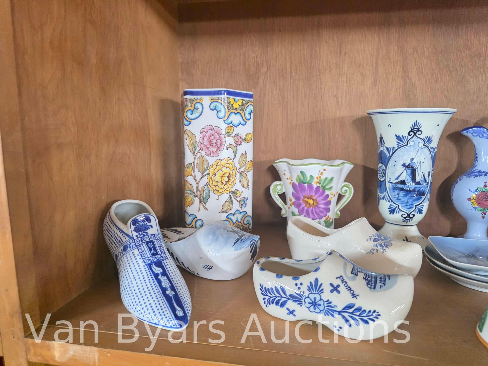 Delft, Capodimonte, and more assorted items, INV. 2334 - 2
