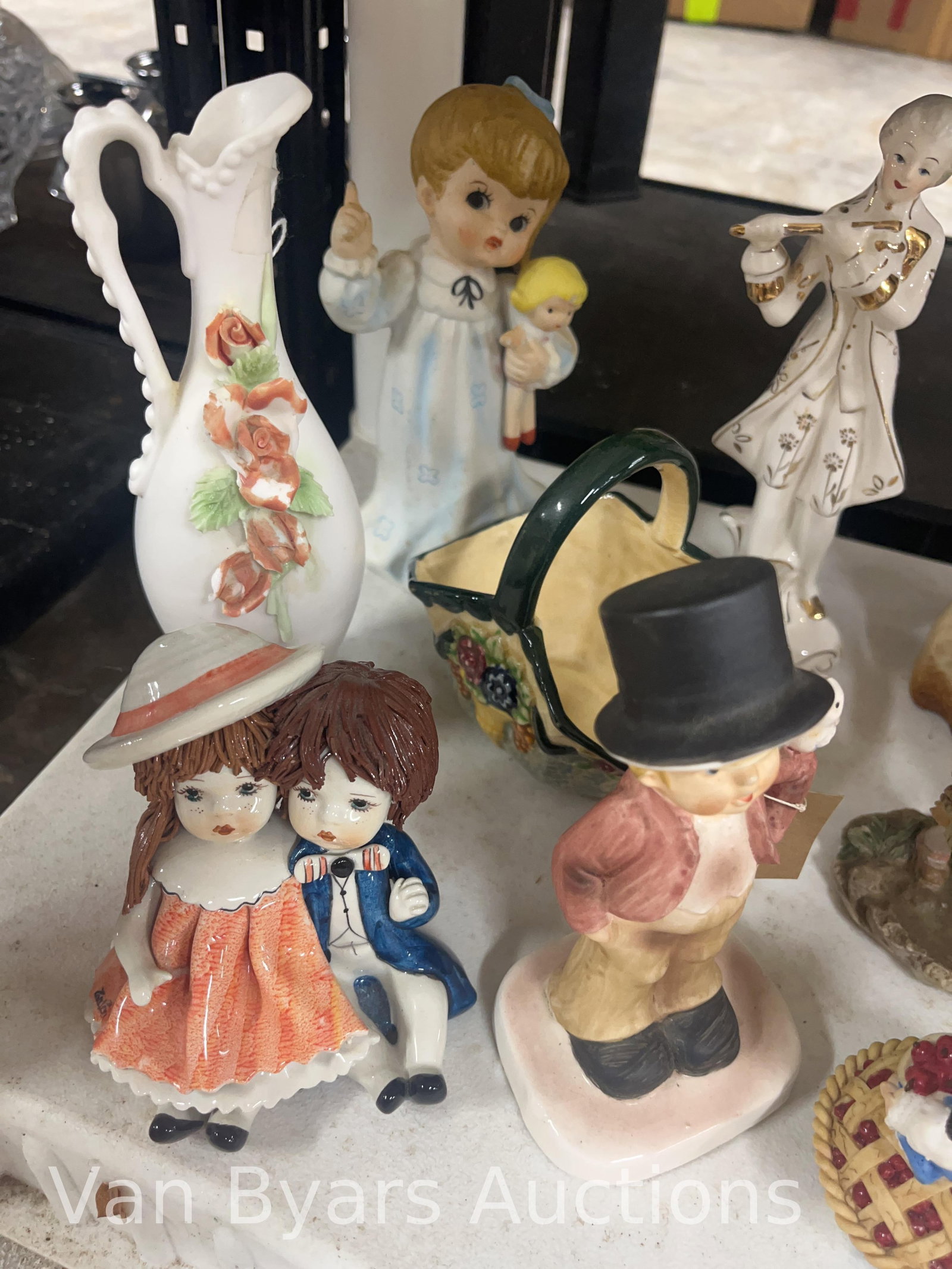 Assortment of small figures and more, INV. 2124 - 2