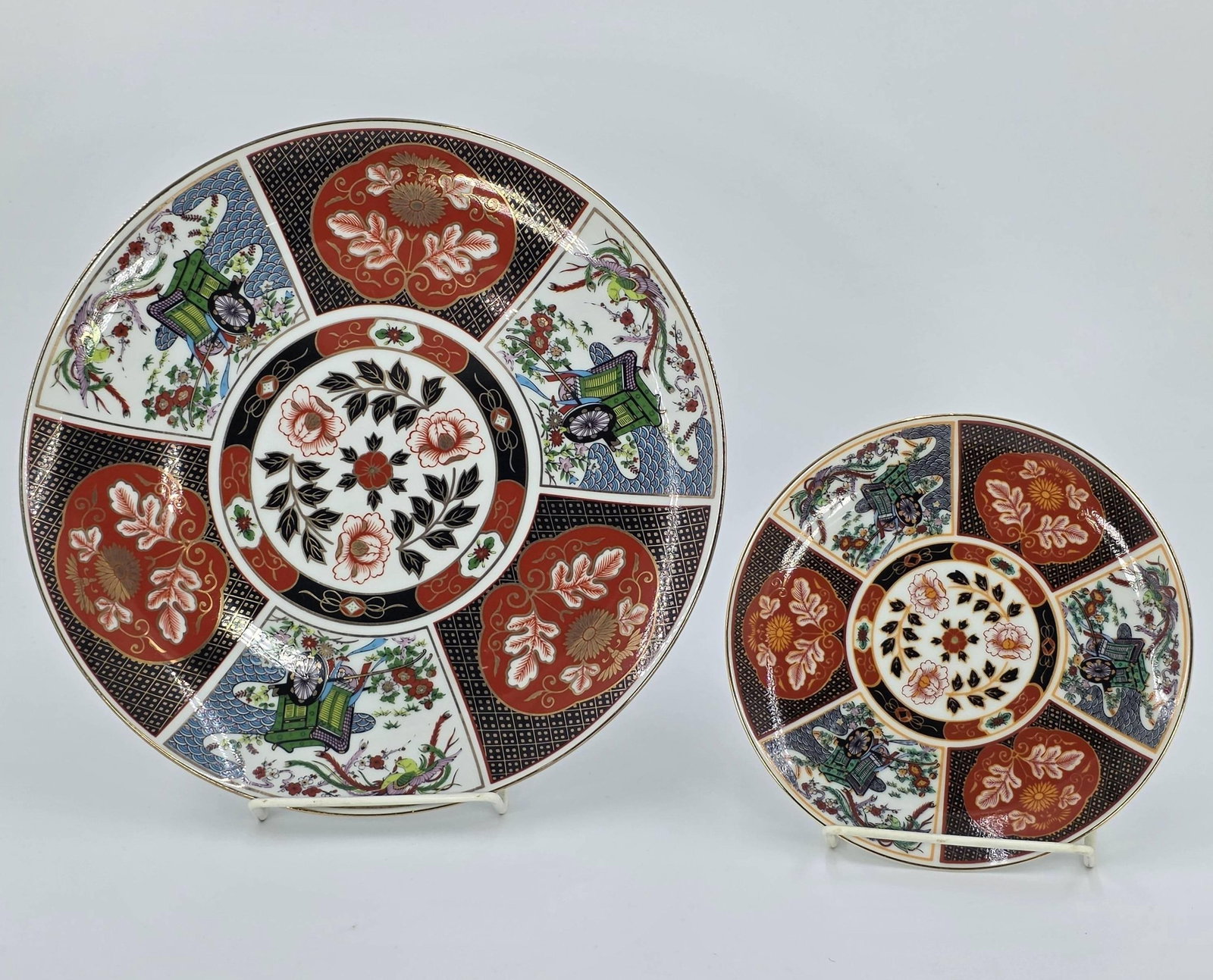 Set of Japanese Imari Plates, INV. 1099: Carriage and floral design. Approx. dia of largest plate 10 1/2" Marking to bottom of small plate.