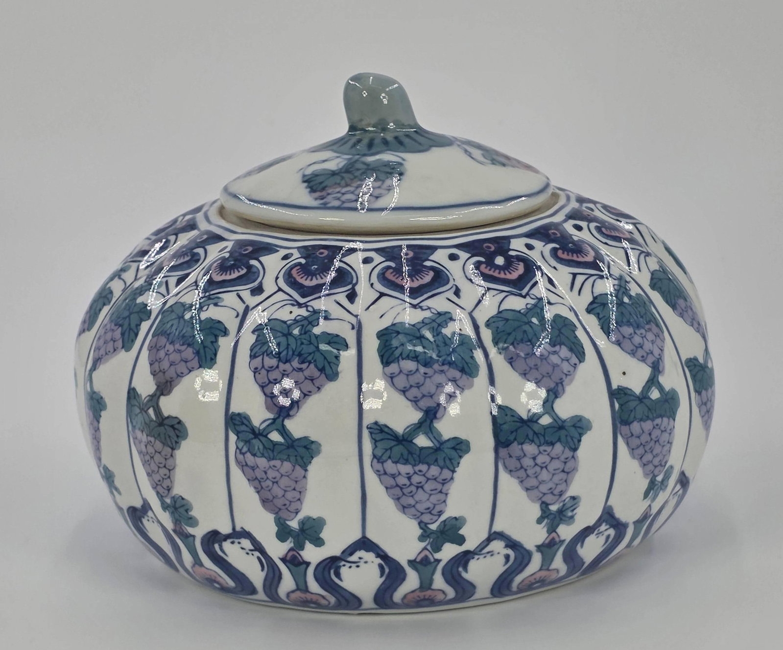 Chinoiserie Ginger Jar, INV. 1029: Approx. 5 5/8" height to top of lid.