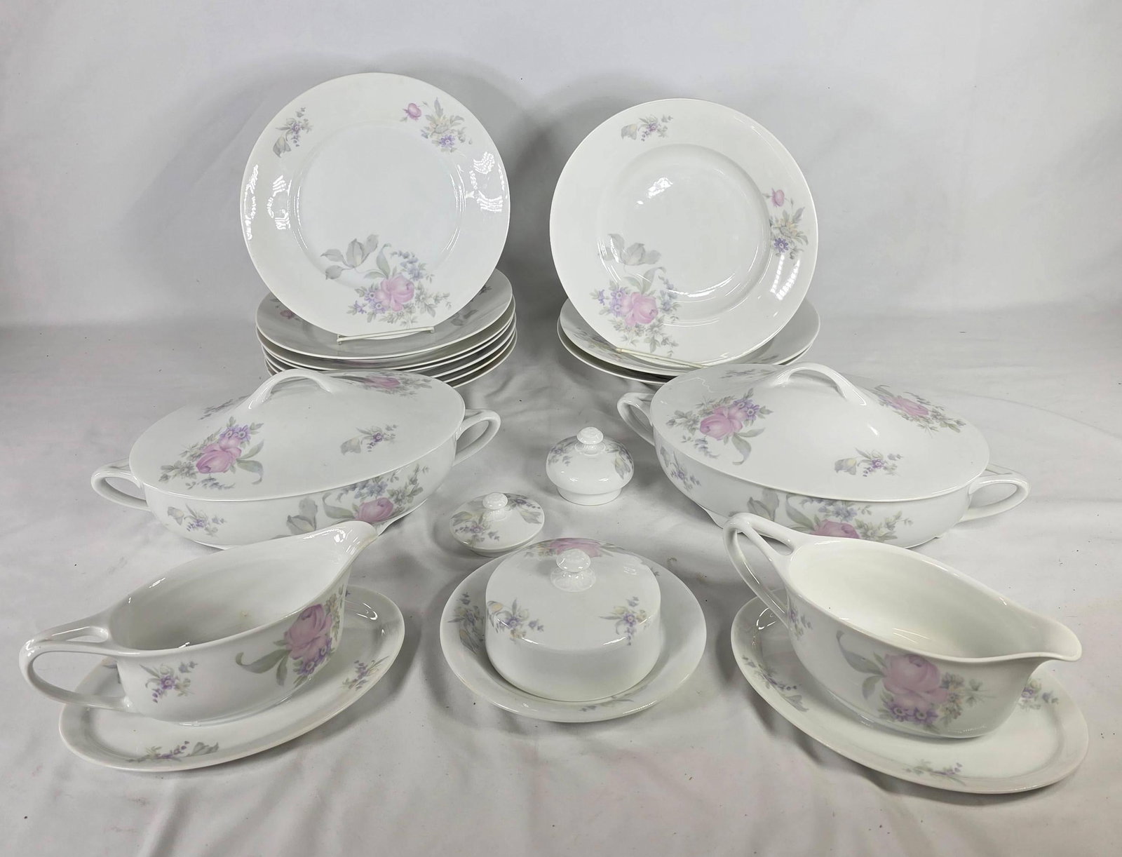 Rosenthal Botticelli Servingware, 22 pieces, INV. 1172: Approx. dia. of plate 10". With marking.