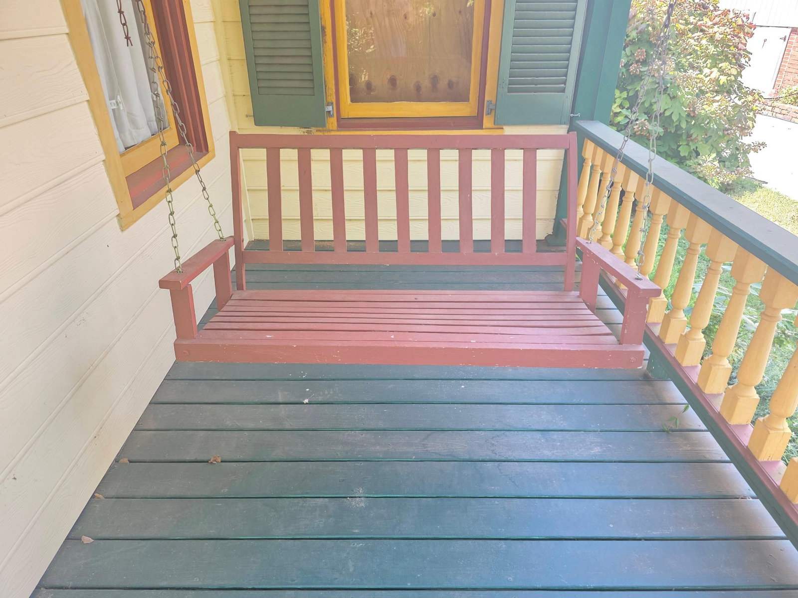 Porch swing, INV. 2031: Approx. 22.5 x 48 x 24 inches. Approx. 8' of chain