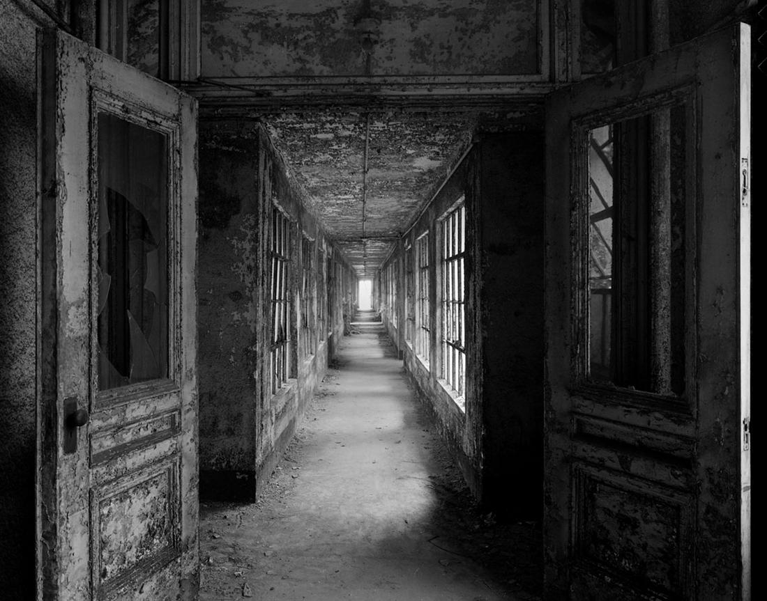 Brian Lav: Corridor Ellis Island (1 of 1)