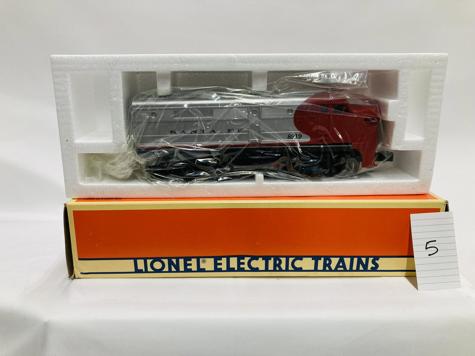 Lionel 18919 Santa Fe Dummy Alco "A" Unit Diesel Locomotive w/ OB: Lionel 18919 Santa Fe Dummy Alco "A" Unit Diesel Locomotive w/ OB, C10