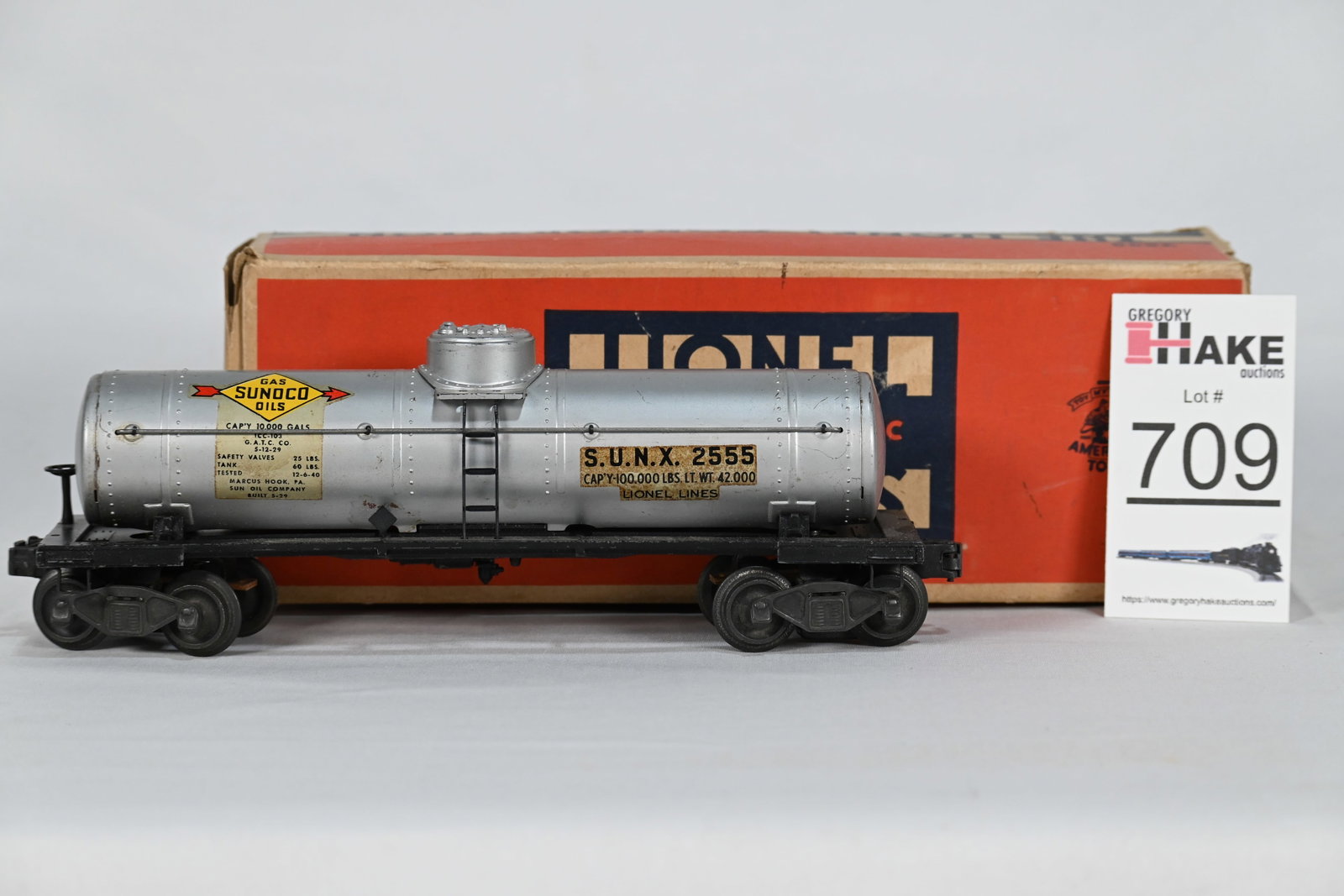 Lionel Postwar 2555 Sunoco Tank Car w/ Flying Shoe Trucks & OB: Lionel Postwar 2555 Sunoco Tank Car w/ Flying Shoe Trucks & OB, C7-. Box is missing flaps at one end.