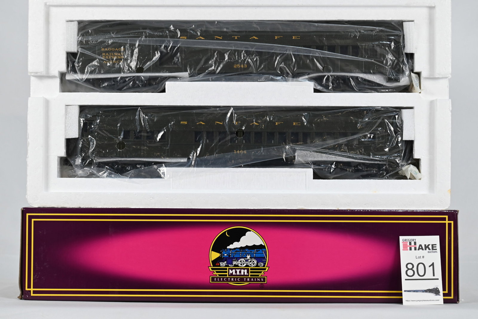 MTH (Premier) - 20-4149: Santa Fe - 2-Car 70' Madison Comb/Din Passenger Set - w/OB: MTH (Premier) - 20-4149: Santa Fe - 2-Car 70' Madison Comb/Din Passenger Set - ATSF w/OB / Condition: C10
