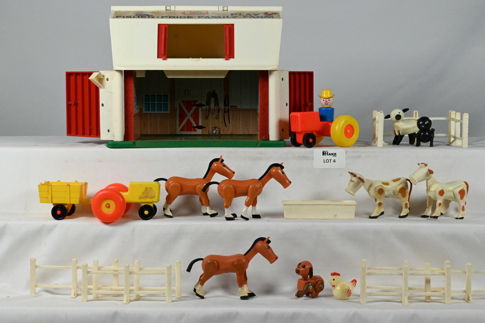 Fisher Price Family Play Farm w/ Many Figures and Accessories: Fisher Price Family Play Farm w/ Many Figures and Accessories