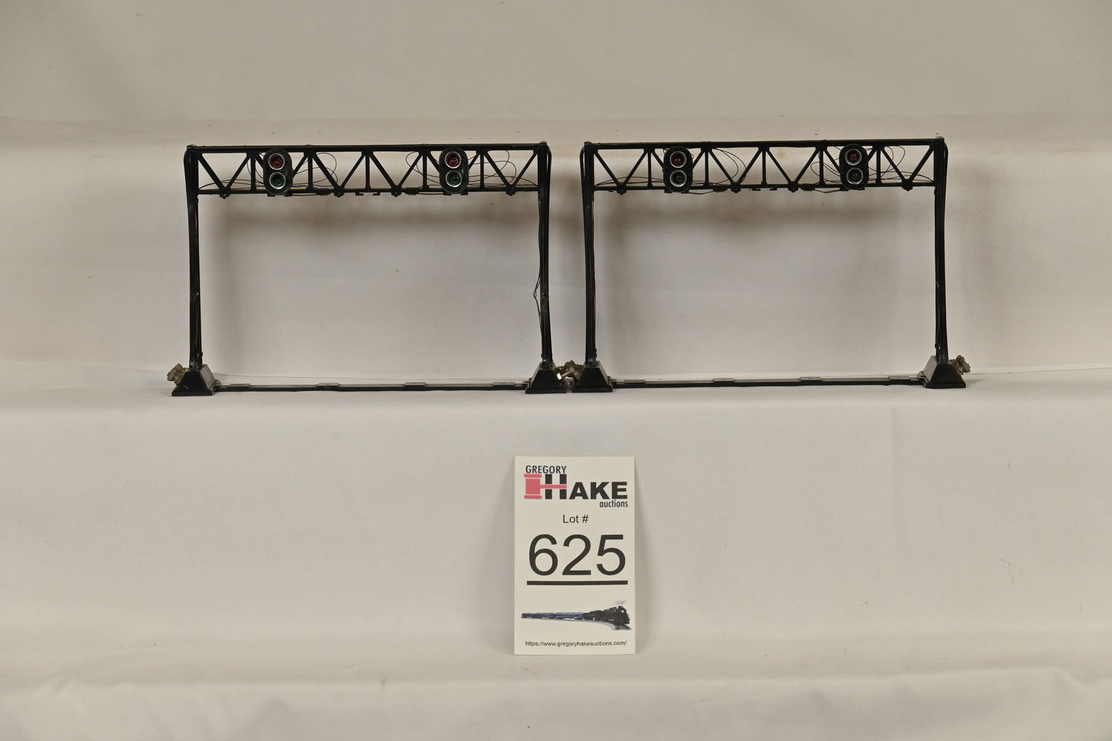 2 MARX HO Lighted Signal Bridges in umarked vintage box (1 of 2)