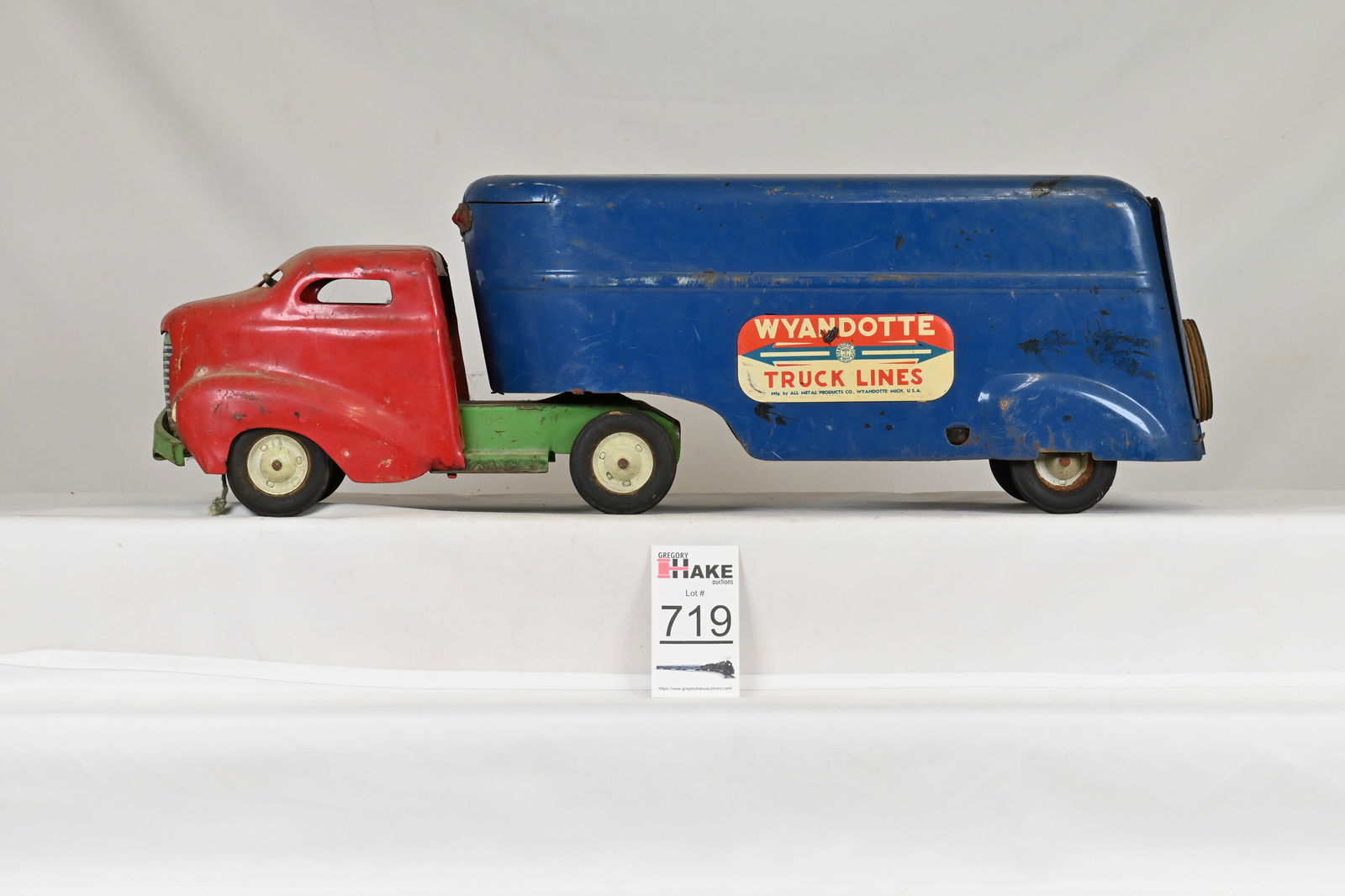 Wyandotte Truck Lines Cab and Trailer by All Metal Products Co. (1 of 5)