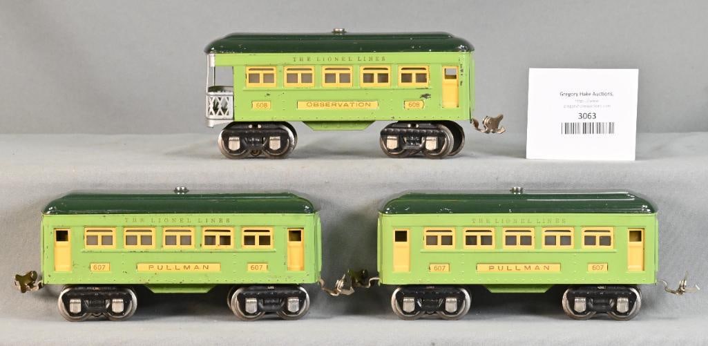 Lionel Prewar O Gauge 607 x 2 & 608 Two Tone Green Passenger Cars: Lionel Prewar O Gauge 607 x 2 & 608 Two Tone Green Passenger Cars. Some small scratching, otherwise C7.