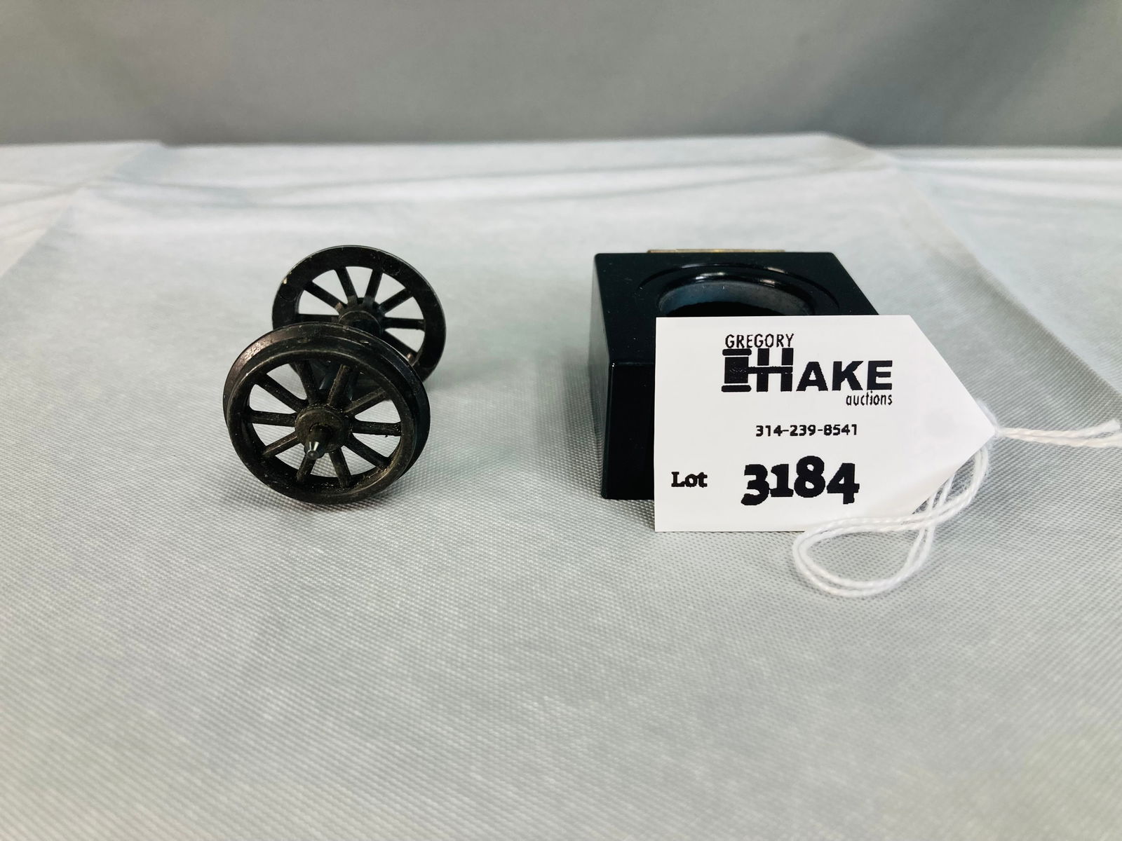 Lionel  O Scale Hudson 700E-211 Rear Trailer Wheels and Axle (1 of 1)