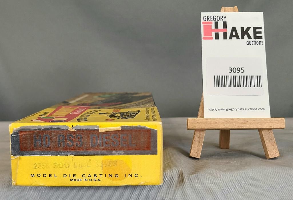 Roundhouse HO Guage Engine  RS3 Diesel (1 of 2)