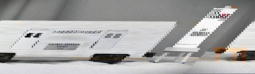 Lionel Postwar 2530 Large Door Baggage Car, C7.: Lionel Postwar 2530 Large Door Baggage Car, C7. Size 16X4X4