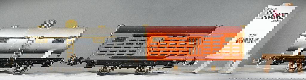 2 Lionel Prewar Freight Cars - 806 Stock Car and 804 Tank Car: 2 Lionel Prewar Freight Cars - 806 Stock Car and 804 Tank Car. Both apperar to be repainted. The roof paint on the Stock Car is Original. Size 6x4x3
