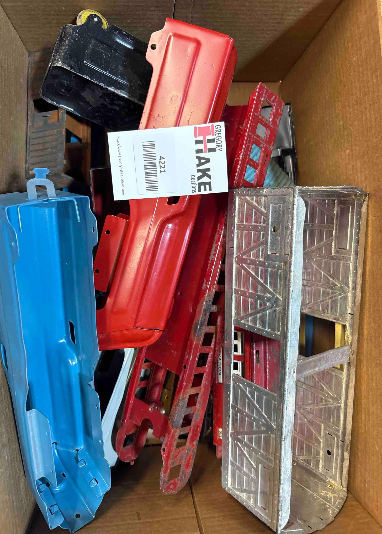 Box Lot of Lionel Marx Locomotive Freight & Passenger Shells: Box Lot of Lionel Marx Locomotive Freight & Passenger Shells. C5-C7