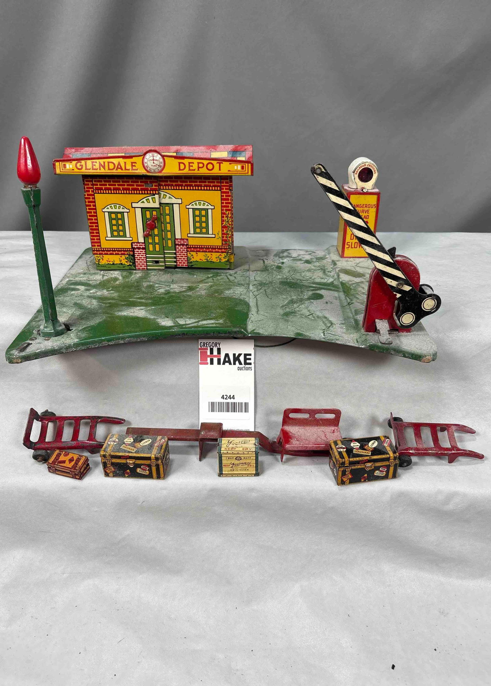 Marx Prewar Glendale Depot w/Accessories (1 of 1)