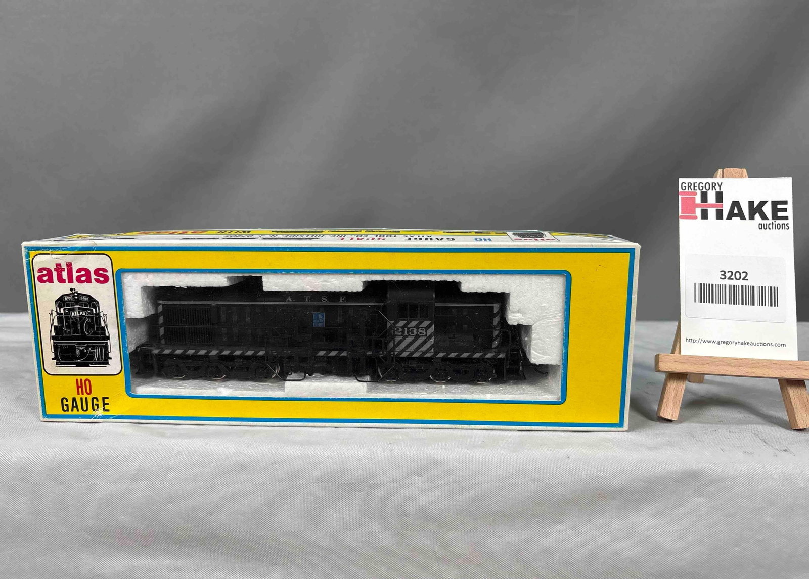 Atlas RSD 4/5 Tiger Stripe Santa Fe Diesel: Atlas RSD 4/5 diesel no. 7085 Tiger Stripe Santa Fe locomotive 2138 w/OB. See photos for details. Size 11x3x2