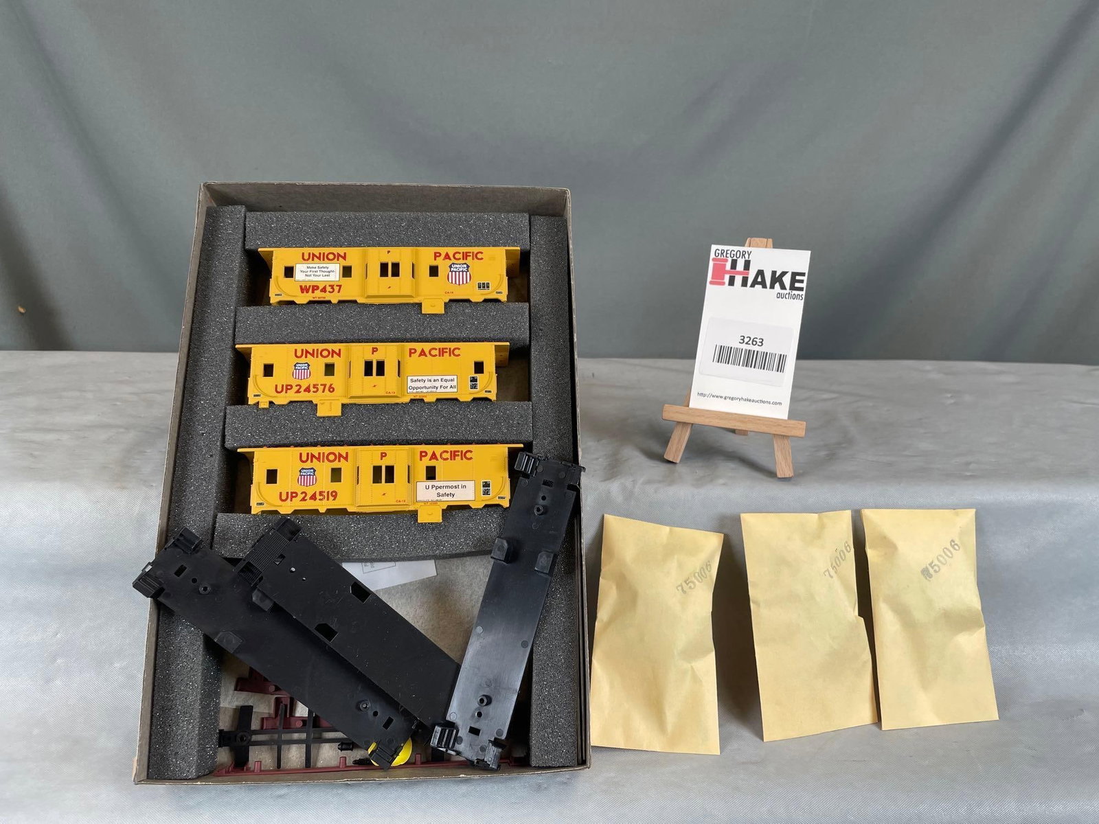 Athearn 2385 Union Pacific Bay Window Caboose Three Pack: Special edition Athearn Union Pacific bay window caboose�w/original box and packets. See photos for details. Size 11x8x2