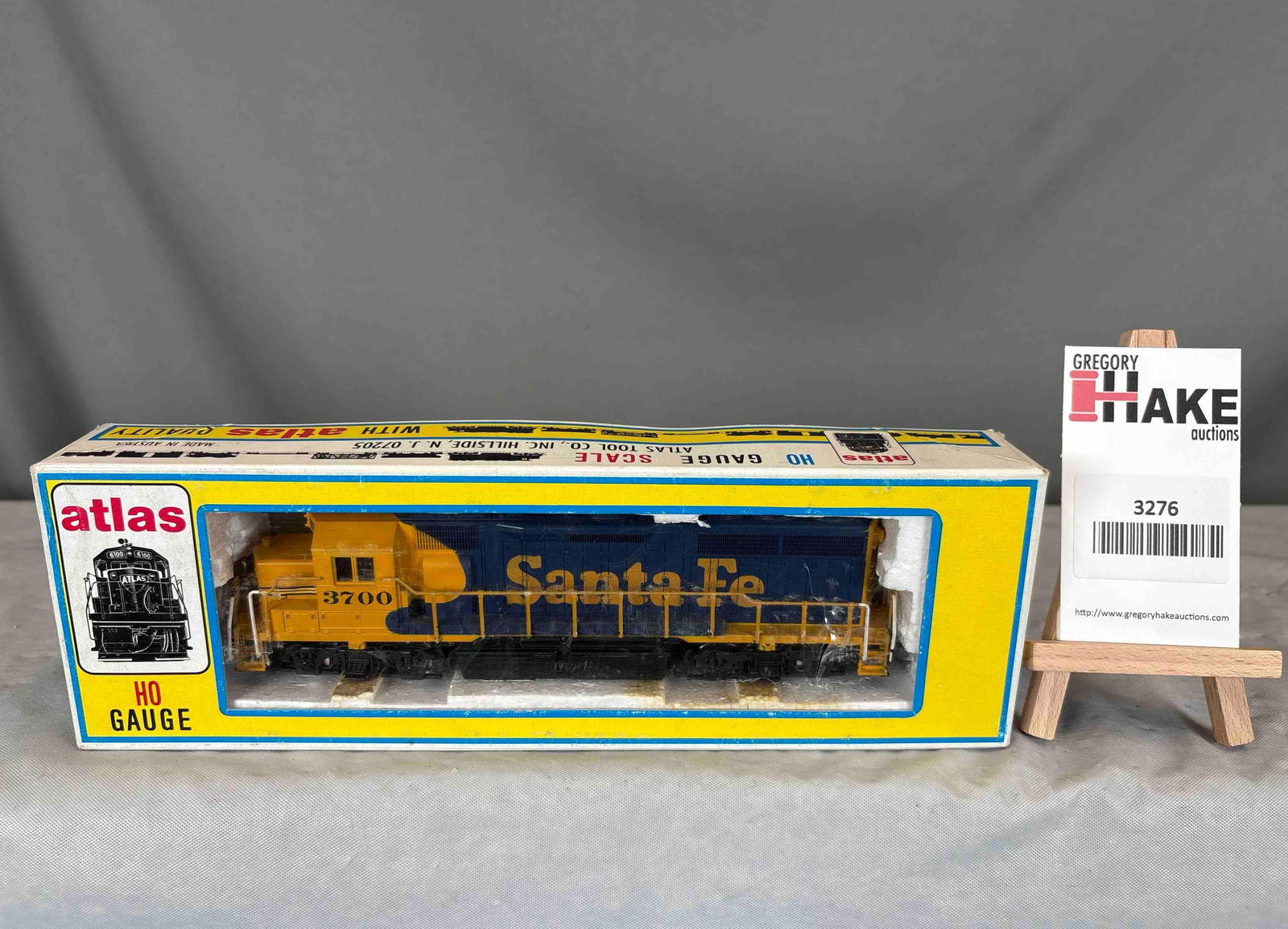 Atlas Model Railroad Company GP40 Diesel No. 7351 Santa Fe w/Beacon in OB (1 of 2)