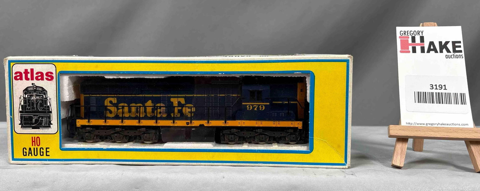 Atlas SD24 Santa Fe Diesel Locomotive: Atlas SD24 Santa Fe diesel locomotive #7001 with top beacon in OB. See photos for details. Size 11x4x2