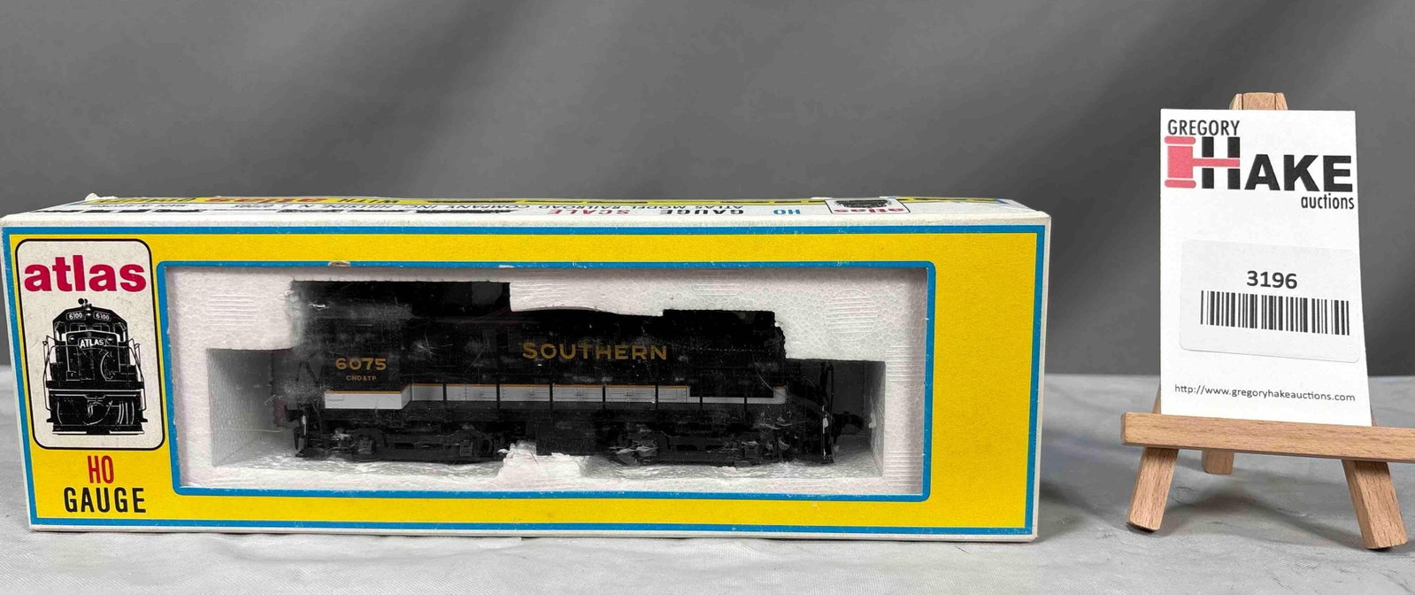 Atlas No. 8288 S-4 Southern Diesel Locomotive: Atlas No. 8288 S-4 Southern diesel locomotive w/OB. See photos for details. Size 11x3x2