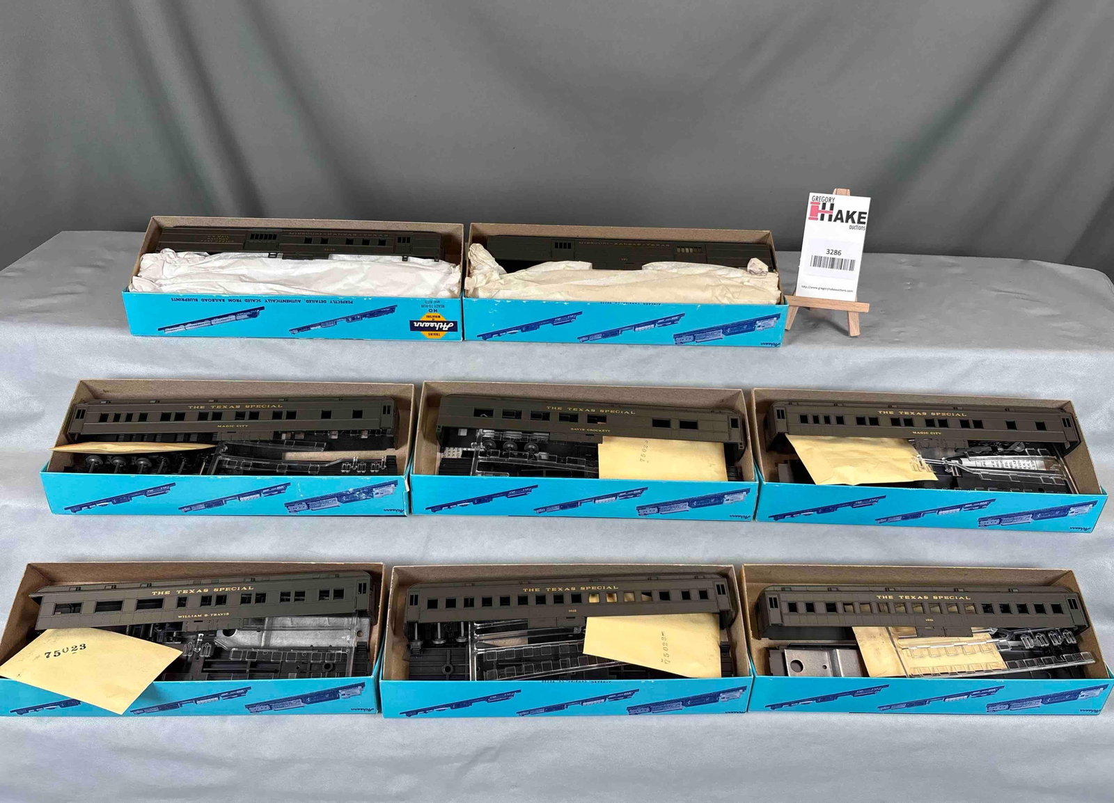 Group of 8 Athearn Trains: Group of 8 Athearn trains. See Photos for details. Size 11x8x7