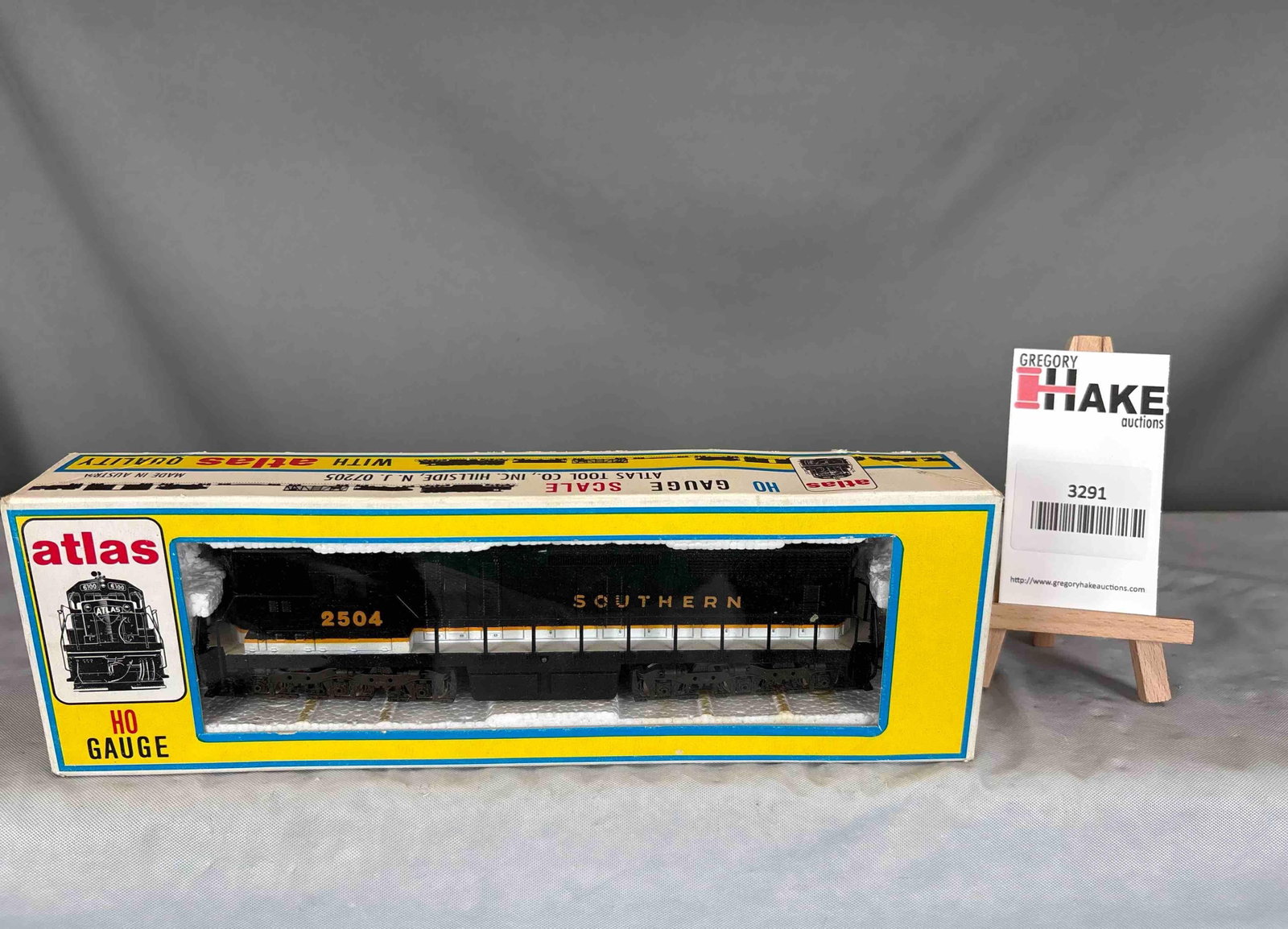 Atlas SD24 Diesel No. 7004 Southern: Atlas SD24 No. 7004 Southern diesel locomotive w/OB. See photos for details. Size 11x4x2