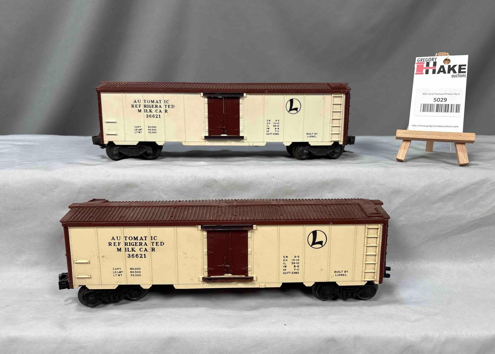 Two Lionel Postwar 3662 Operating Milk Cars (1 of 6)