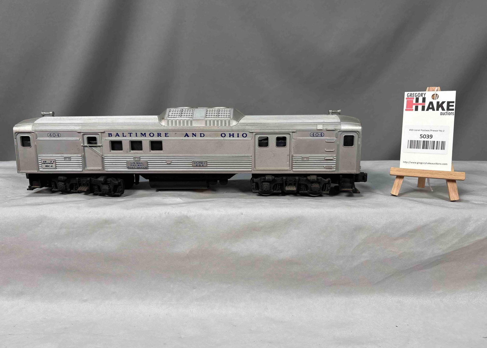 Lionel Postwar 404 B&O Motorized Budd Car: Lionel Postwar 404 B&O Motorized Budd Car. C7 Size 17x3x4