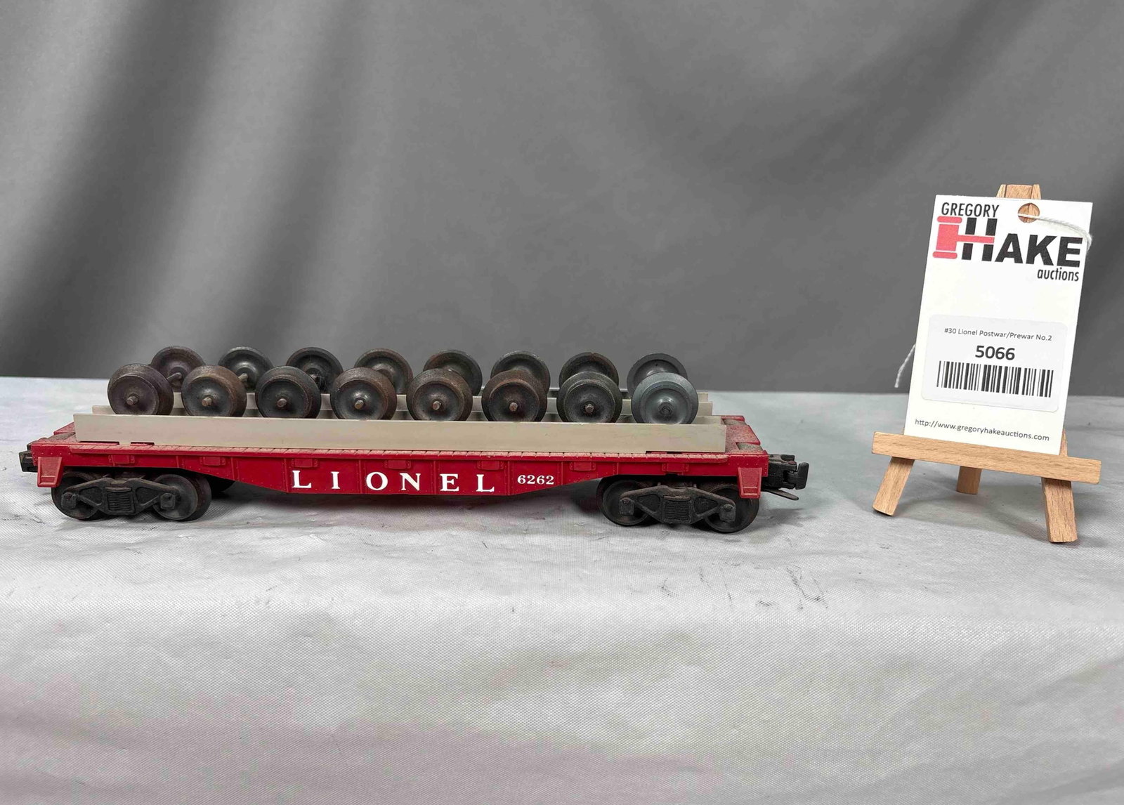 Tough Lionel Postwar 6262 RED Wheel Car: Tough Lionel Postwar 6262 RED Wheel Car, C7. Some of the upper wheels have light rust but these can easily be replaced. Size 12x3x3