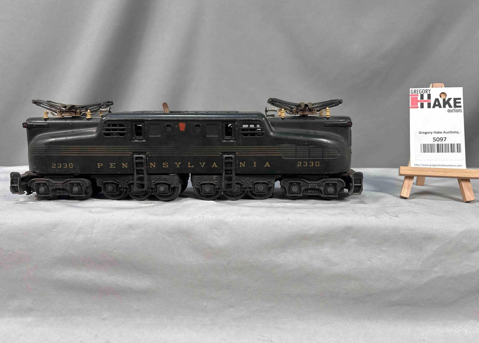 Lionel Postwar 2330 Green Pennsylvania GG-1 Electric Locomotive: Lionel Postwar 2330 Green Pennsylvania GG-1 Electric Locomotive. Striping is not bad, has some battery corrosion on one side near the upper left windows and some minor rust that can be cleaned, otherw