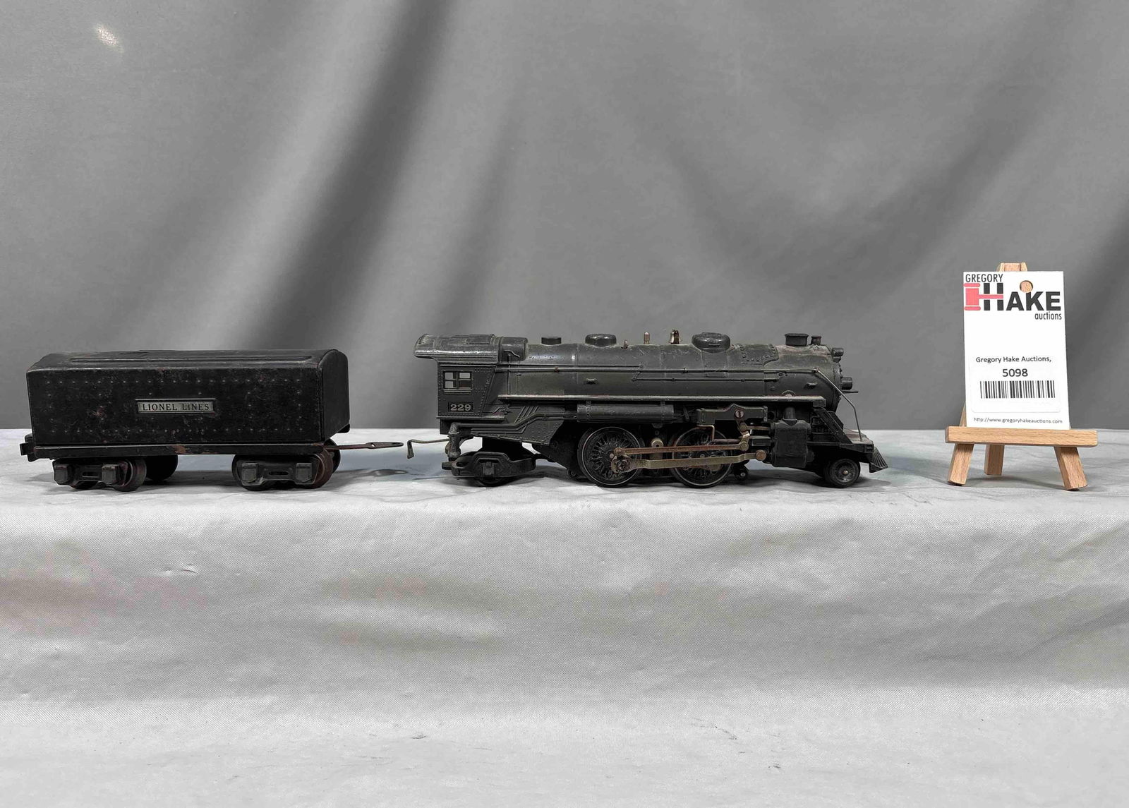 Lionel Prewar Gunmetal 229 Steam Loco w/ 1689W Tender: Lionel Prewar Gunmetal 229 Steam Loco w/ 1689W Tender. Being sold "as-is" with no returns. Size 11x6x4