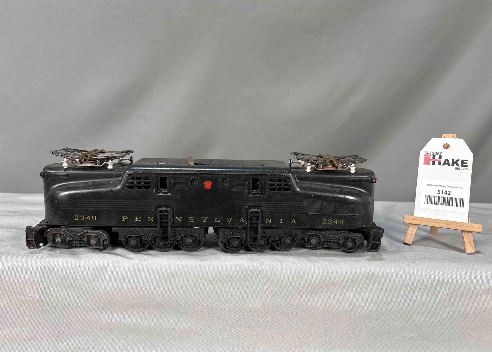 Lionel Postwar 2340 Green Pennsylvania GG1 Electric: Lionel Postwar 2340 Green Pennsylvania GG1 Electric. Very nice locomotive with most striping visible along with lettering and�numbers, otherwise C7.� Needs to be cleaned. Size 15x3x4
