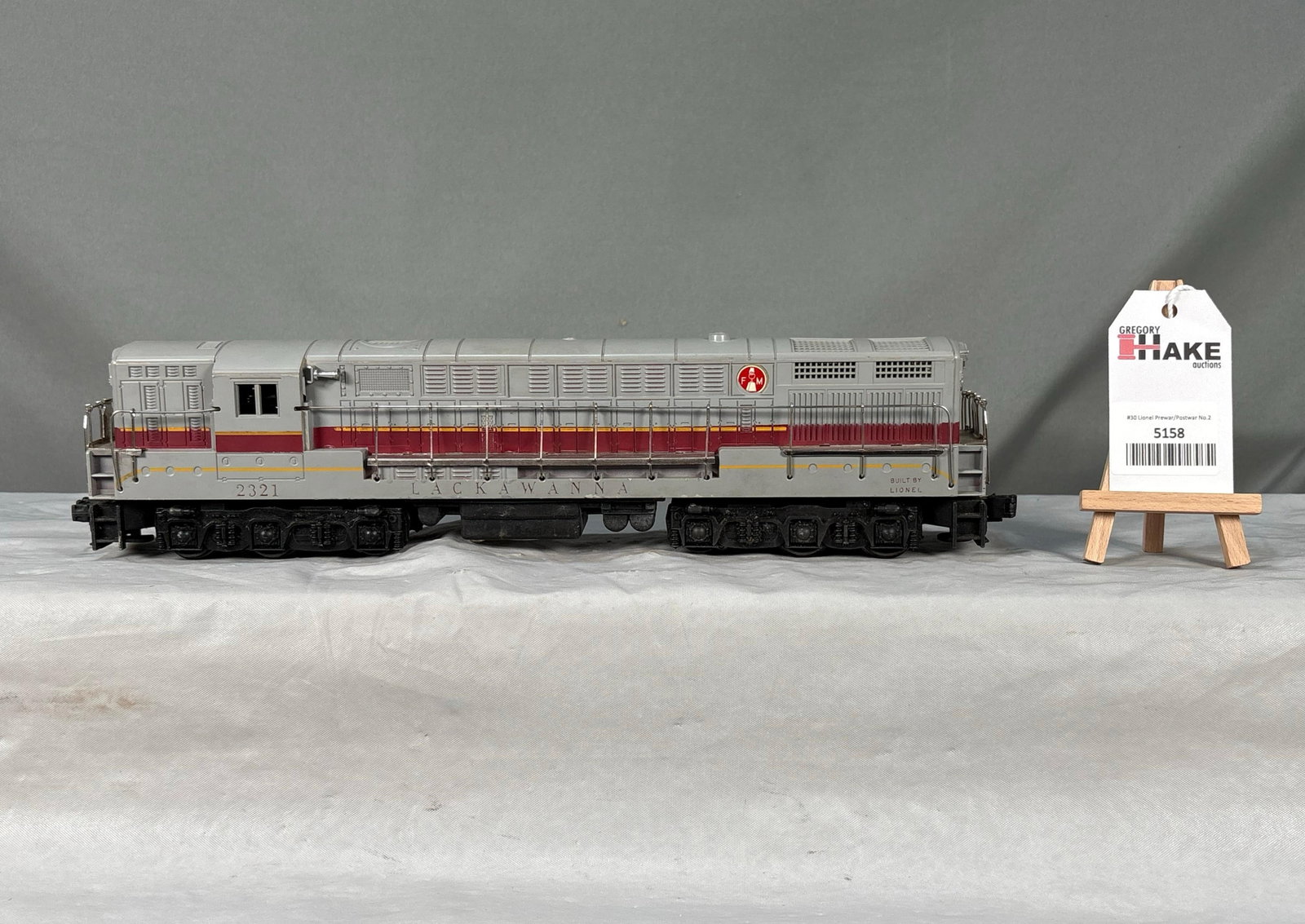 Lionel Postwar 2321 Grey Top Lackawanna FM Diesel Locomotive: Lionel Postwar 2321 Grey Top Lackawanna FM Diesel Locomotive. Both ends have scre hole cracks and railings have been replaced, otherwise C7. Size 17x3x4